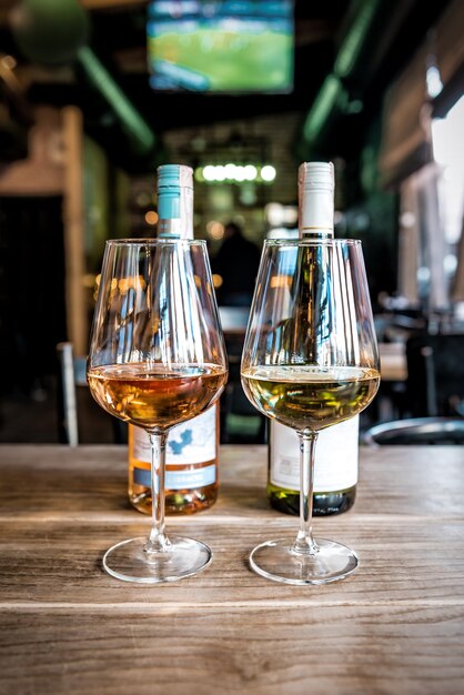 Dos variedades de vino blanco en copas sobre la mesa