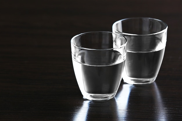 Dos vasos de agua en el espacio de madera