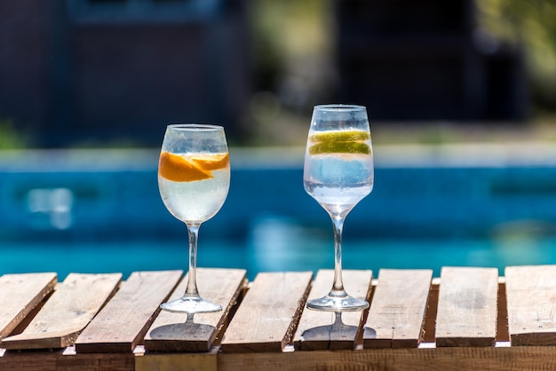 Dos vasos de agua con una rodaja de limón en el fondo