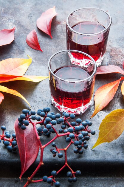 Dos vasos de bebida roja.