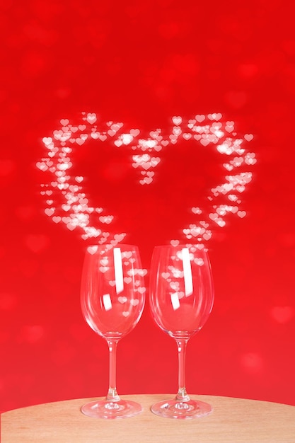 Dos vasos con bokeh en forma de corazón. Bebida de amor para el día de san valentín.