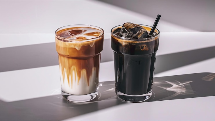 Dos vasos de café helado sobre un fondo blanco