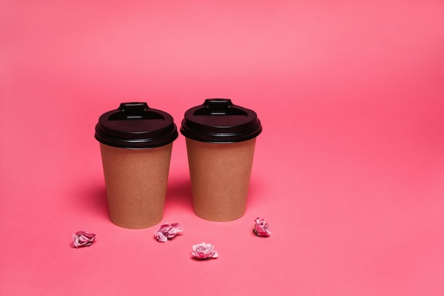 Foto dos vasos de café en una rosa