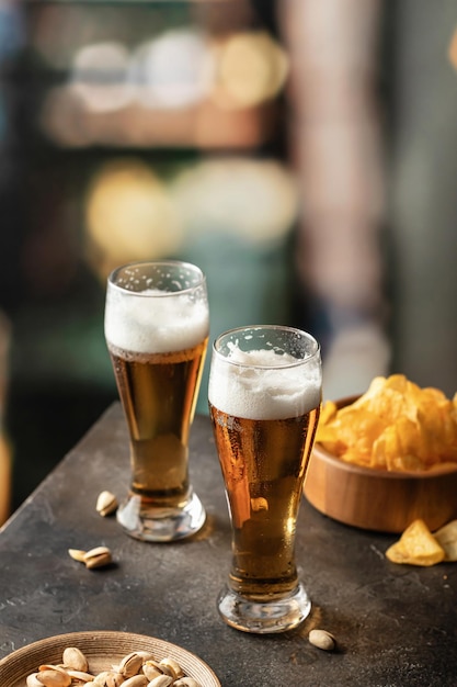 Dos vasos de cerveza ligera y espumosa con gotas en el lateral del bar Bebidas tradicionales de entretenimiento con alcohol Concepto de ambiente de Oktoberfest Espacio de copia