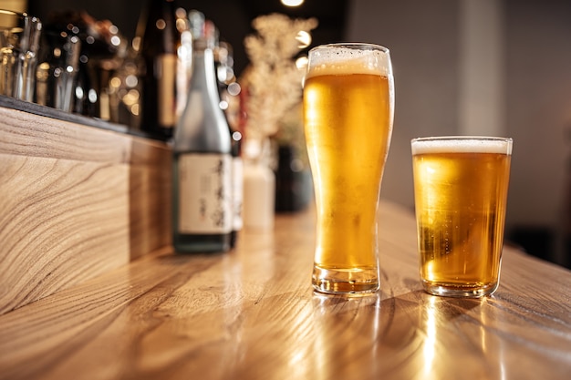 Dos vasos de cerveza ligera japonesa en un mostrador de bar