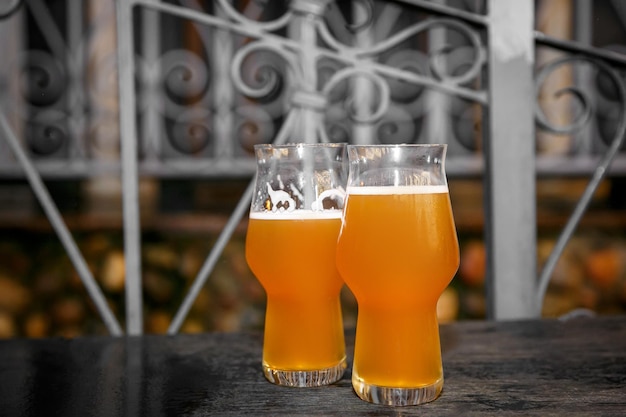 Dos vasos de cerveza en una mesa en un café de la calle