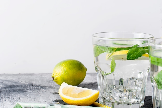 Dos vasos con desintoxicación de pepino orgánico fresco, limón y agua de menta