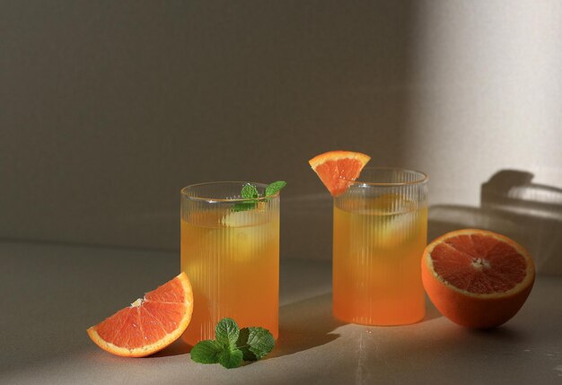 Dos vasos de jarabe de jugo de naranja