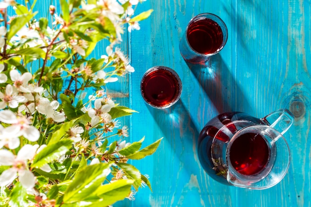 Dos vasos y una jarra de jugo de cereza sobre la mesa