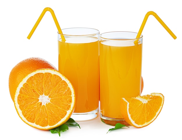 Dos vasos con jugo de naranja fresco aislado en blanco