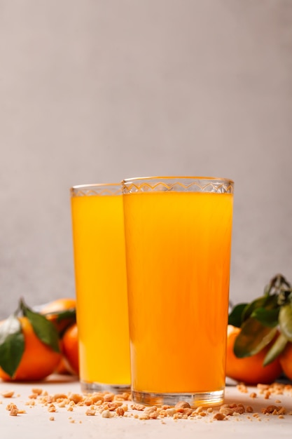 Dos vasos con jugo de naranja fresco