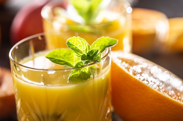 Dos vasos de jugo de naranja o multivitamínico con hierbas medicinales.