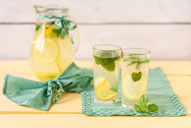 Dos vasos de limonada refrescante.