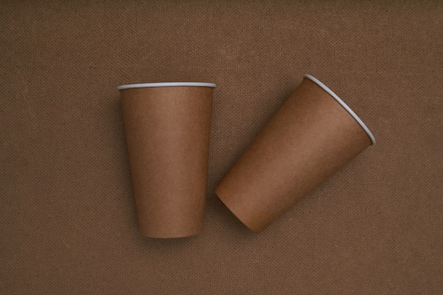 Dos vasos de papel sobre la mesa