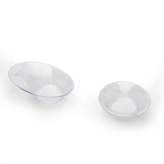 Dos vasos de plástico transparente aislado sobre fondo blanco.