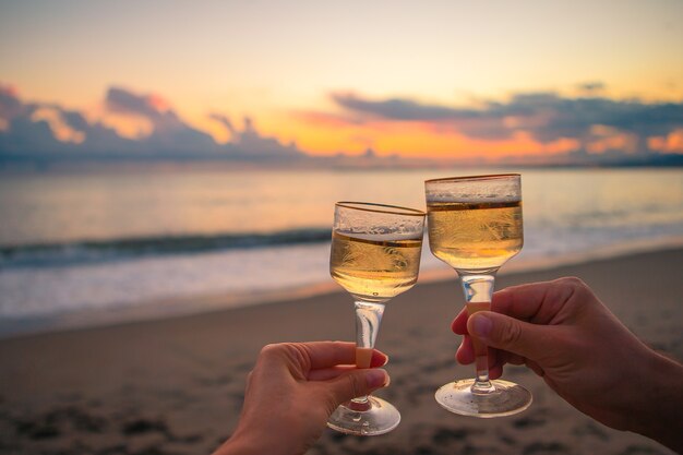 dos vasos en la playa de arena blanca