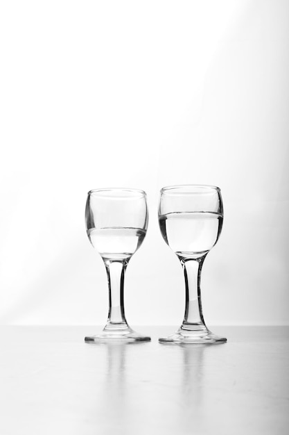 Dos vasos sobre un fondo blanco.