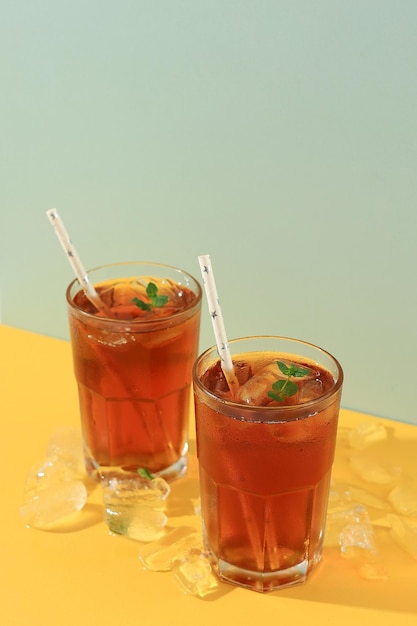 Dos vasos de té helado para bebida de verano