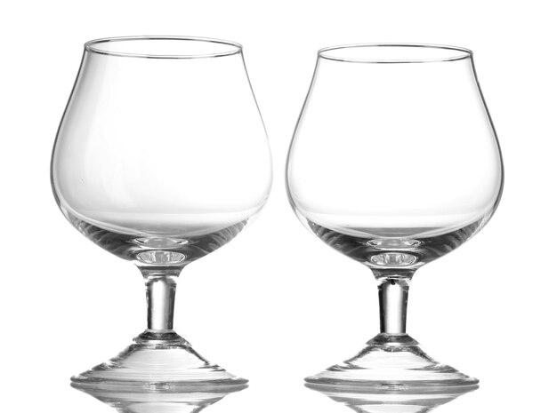 Dos vasos vacíos aislados en blanco