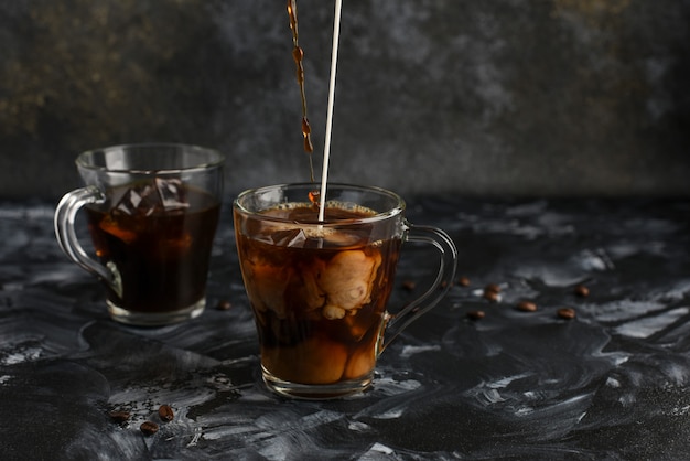 Dos vasos de vidrio con café frío.