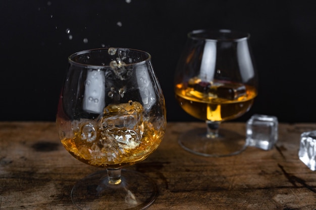 Dos vasos de whisky o coñac con hielo