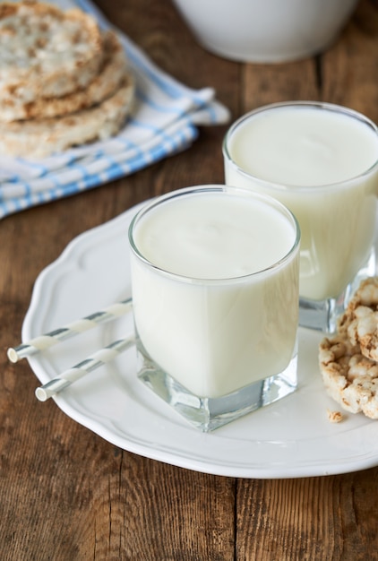 Dos vasos de yogurt fresco en una mesa de madera