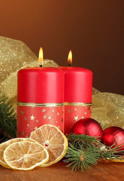 Dos velas y adornos navideños.