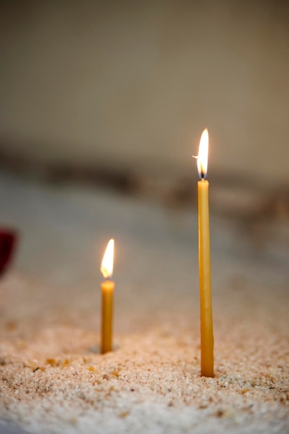 Foto dos velas encendidas para el bautismo en la iglesia ortodoxa fe y tradiciones cristianas