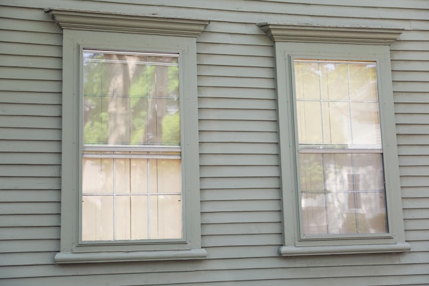 Dos ventanas en una casa con la palabra "windows" en el lateral.