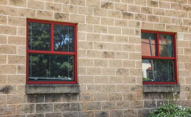Dos ventanas con marcos rojos y un marco rojo