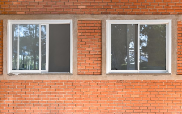 Dos ventanas en la pared de ladrillo vista exterior Ventana desde el frente exterior de la casa