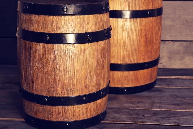 Dos viejos barriles de vino de madera en primer plano