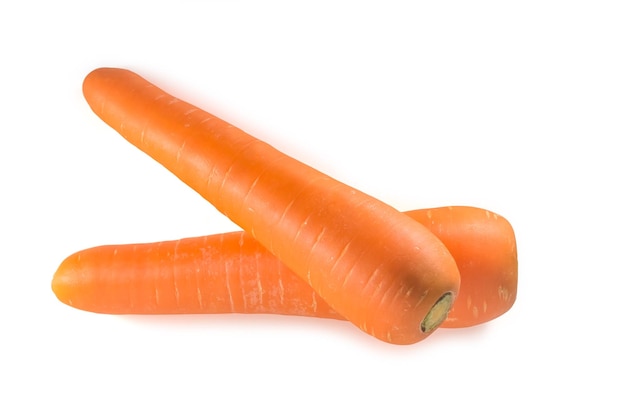 Dos zanahorias naranjas frescas superpuestas aisladas sobre fondo blanco en apariencia extraña