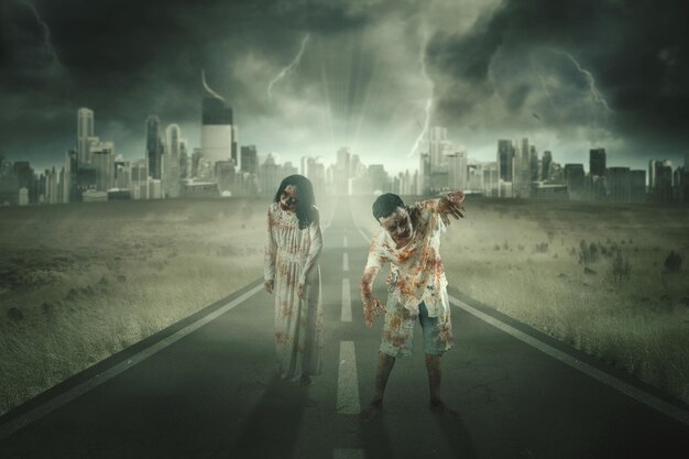 Dos zombies espeluznantes caminando por la carretera asfaltada