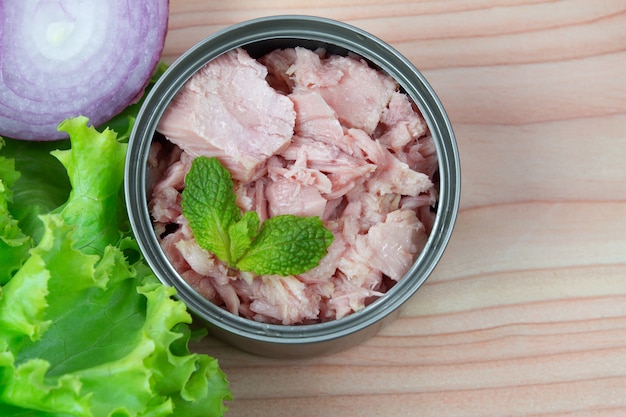 Foto dosen thunfisch auf holz tisch / weißfleisch thunfisch verpackt in wasser