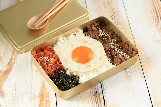 Dosirak Comida empacada de estilo coreano o caja de almuerzo coreana Por lo general, use caja de metal dorado Fácil de calentar arroz con huevo de lado soleado de Bulgogi Kimchi y lavandería asada