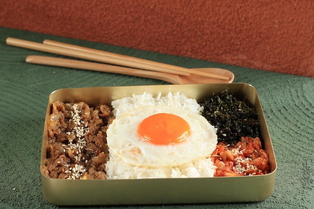Dosirak Comida empacada de estilo coreano o caja de almuerzo coreana Por lo general, use caja de metal dorado Fácil de calentar arroz con huevo de lado soleado de Bulgogi Kimchi y lavandería asada