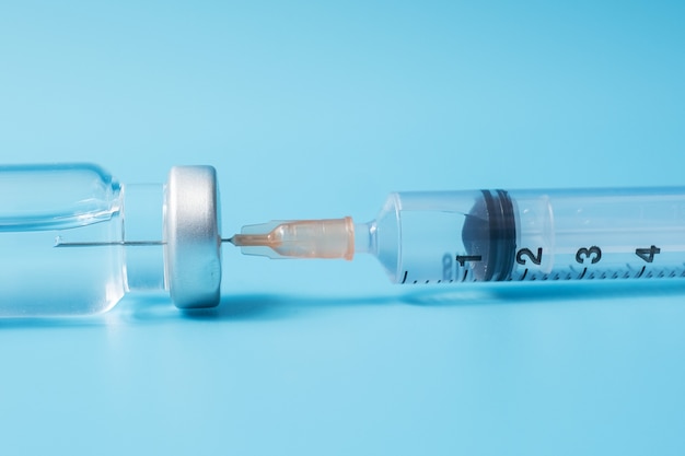 Dosis de vial de vacuna con jeringa de aguja de medicamento inyectado en el laboratorio del hospital. Concepto médico, de salud, vacunación e inmunización.