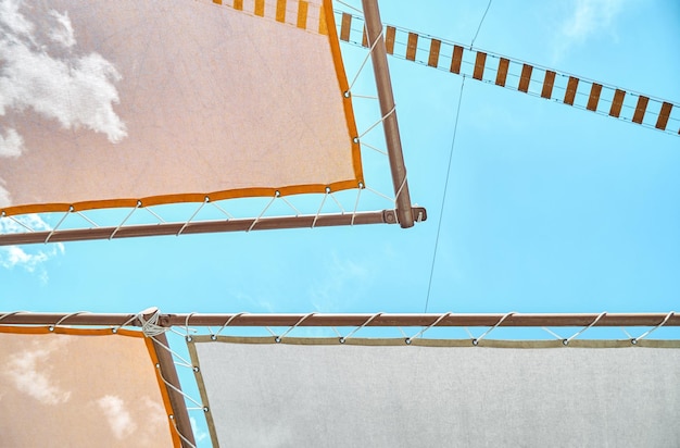 Dossel e ponte de corda na área recreativa do parque aquático contra o céu azul claro