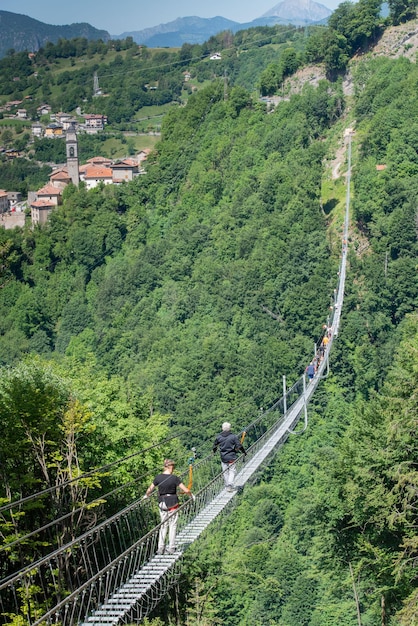 Dossena itália 2022 caminhada na ponte tibetana mais longa da europa