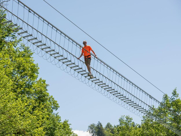 Dossena Italia 2022 Puente solar de hierro suspendido en el vacío para cruzar el valle a pie