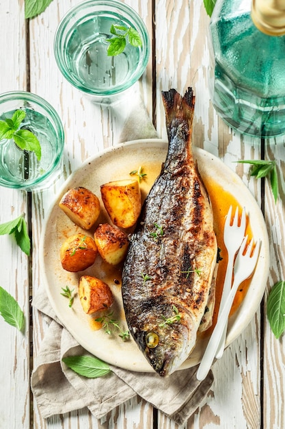 Dourada assada com tomate cherry e batatas grelhadas