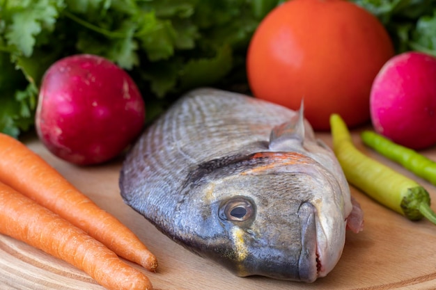 Dourada fresca, pronta a ser cozinhada no balcão