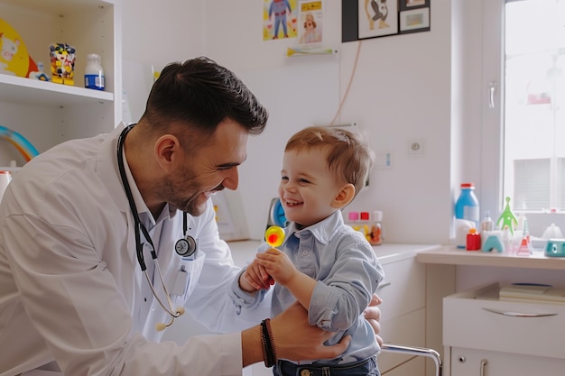 Doutor dando um pirulito a um pediatra infantil em seu escritório