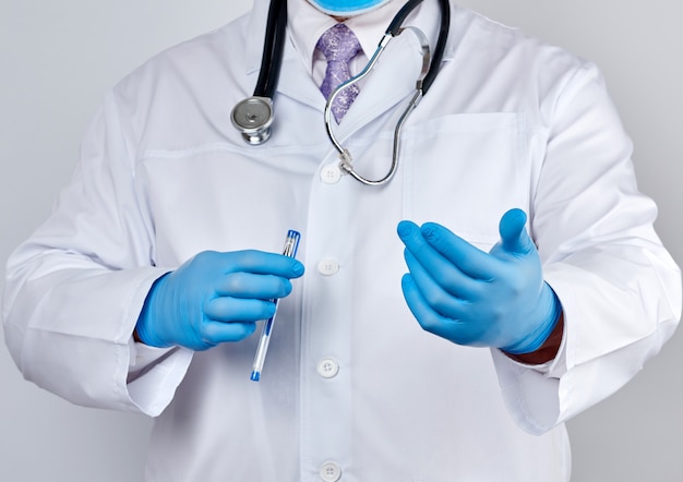 Doutor em um jaleco branco com botões e luvas de látex azuis estende a mão para a frente, conceito de convite