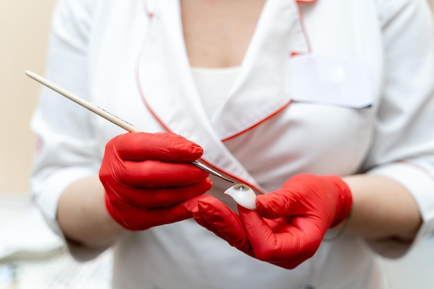 Doutor em uniforme de medicina. Enfermeira segurando equipamento médico.