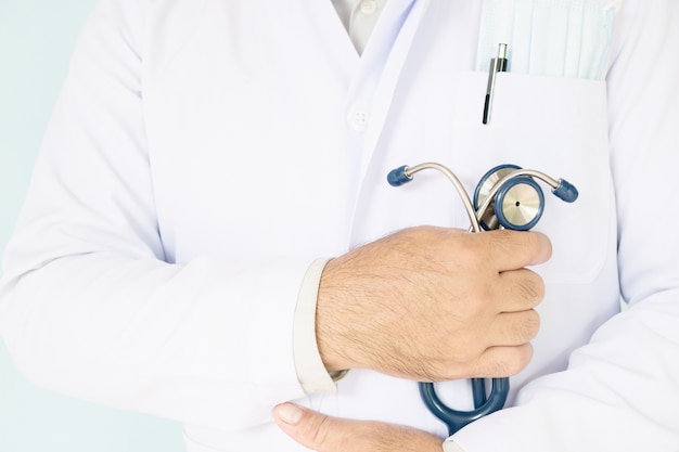 Doutor em uniforme de vestido branco com estetoscópio em um hospitsl.