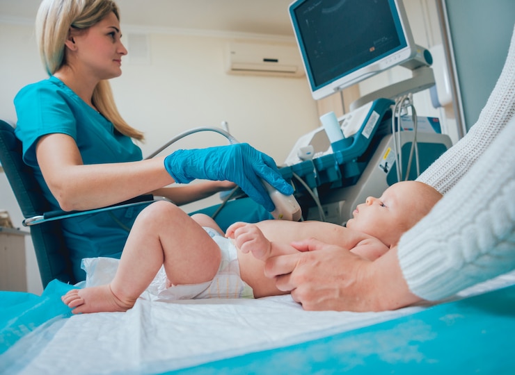 Foto doutor examinando menino paciente