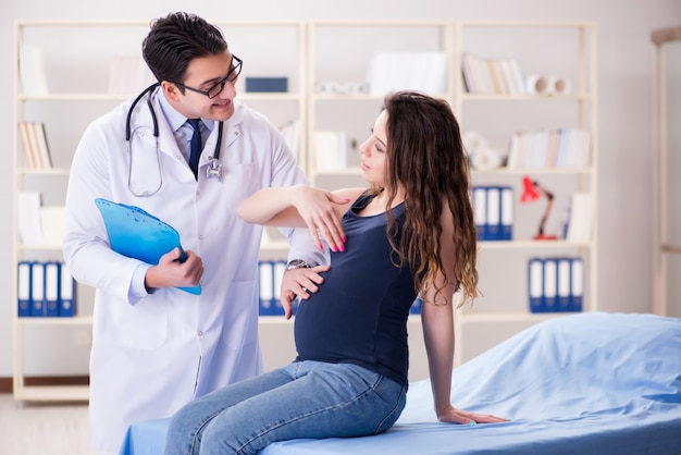 Doutor examinando paciente mulher grávida