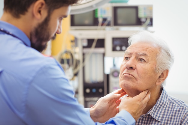 Doutor examinando um paciente